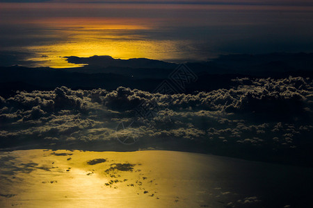 对流层夕阳下的大海似乎是金子做的背景