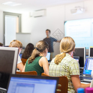 学生坐在讲堂里听课背景图片