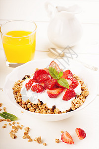 酸奶配自制格兰诺拉麦片或麦片和新鲜草莓图片