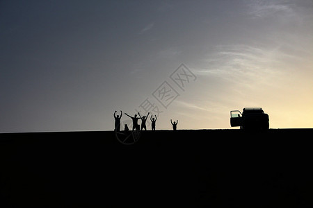 一群冒险家在埃及达赫拉绿洲享受美丽的夏季日落高清图片