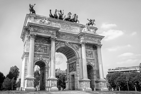 和平王纪念碑象征着胜利进入拿破仑三世和维克多伊曼纽尔三世市从下面拍图片
