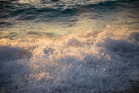 日落时的海浪水溅图片