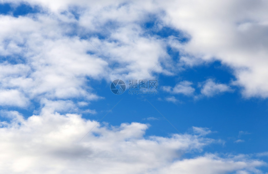 春天的蓝天白云在山上图片