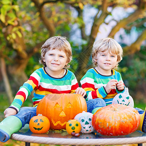 两个小朋友男孩在秋天花园户外为万圣节的万圣节做图片