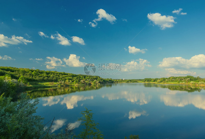 美丽平静的乡村风景湖和天空反射图片