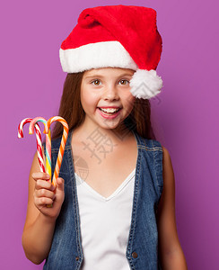 穿红色圣诞老人帽子的年轻美女穿着紫罗图片