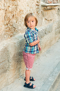 时装小男孩穿着蓝色格子衬衫图片