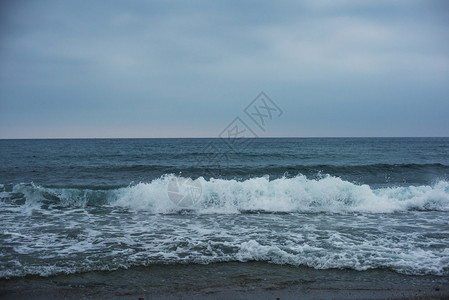 波涛汹涌的蓝色大海 海浪冲刷着沙滩图片