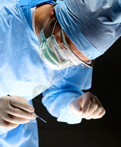 外科医生在手术室图片