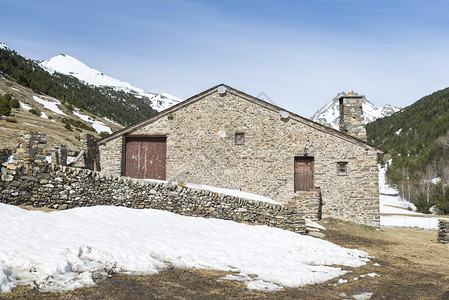 雪山中的石屋图片