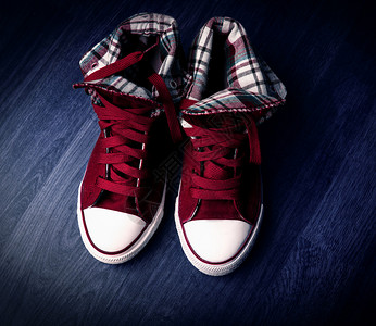 时尚的红色运动鞋图片
