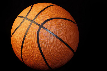 在深色背景上的一个篮球背景图片
