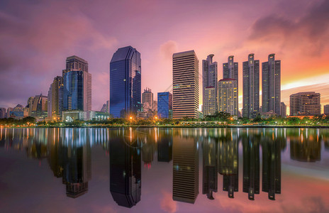 曼谷市中心日出时与天际线的反射图片