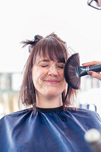 在理发店理发梳洗东西剪女人图片