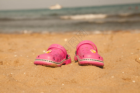 巴拉顿湖沙滩上的沙滩拖鞋图片