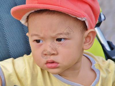坐在婴儿车里的亚洲婴儿脸色图片