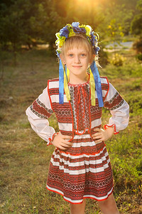 一名乌克兰民族传统服装中的女孩在背景图片