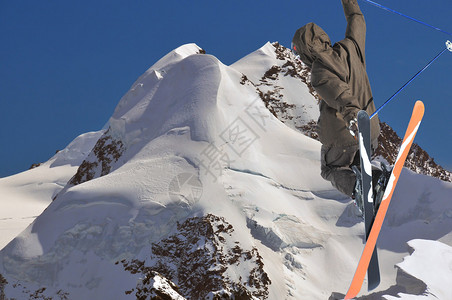 高山的搭乘滑雪车跳跃者图片