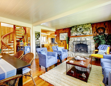 装饰精美的客厅配有蓝色家具图片