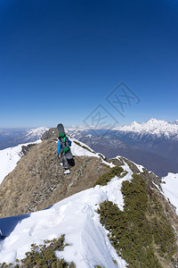 滑雪运动员上山去自由奔图片