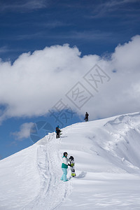 滑雪运动员上山自由奔图片