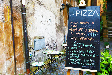 黑板上的披萨菜单在小风图片