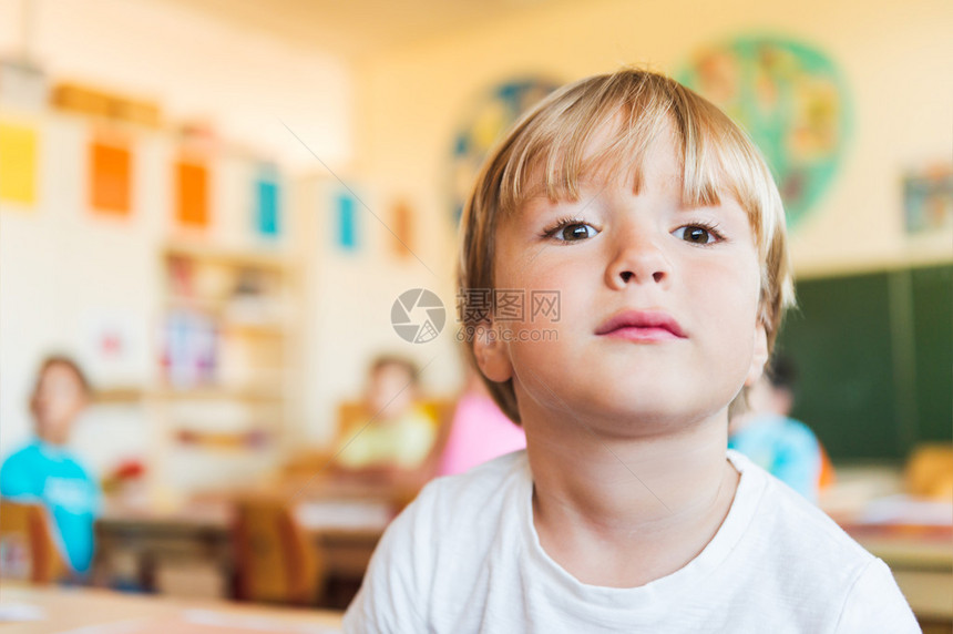 在教室里一个可爱小男孩的图片