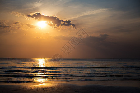 海洋或海上的美丽日落图片