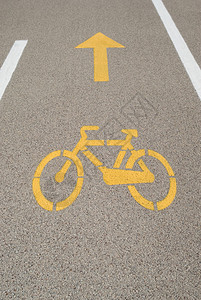 路上的自行车牌图片