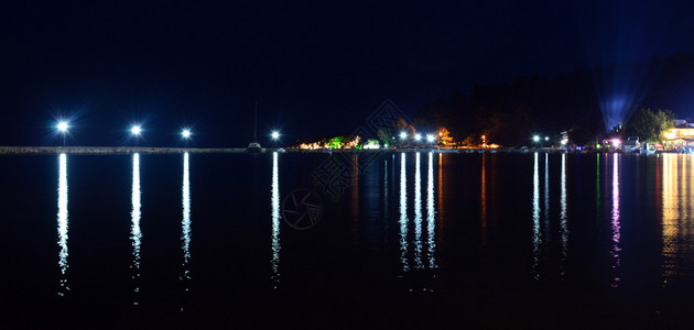 晚上的Limenas港口图片