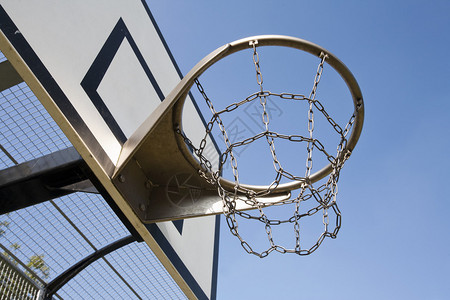 篮球笼中带有金属网的重型篮球架图片