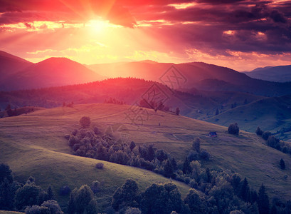 阳光照耀的美丽阳光灿烂的山丘戏剧风景喀尔巴阡图片