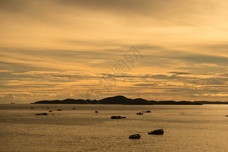 夕阳下的泰国芭堤雅海景图片
