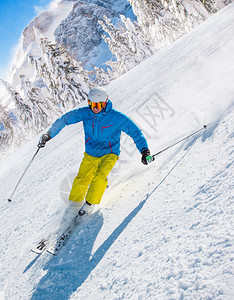 高山上滑雪下坡的滑雪图片