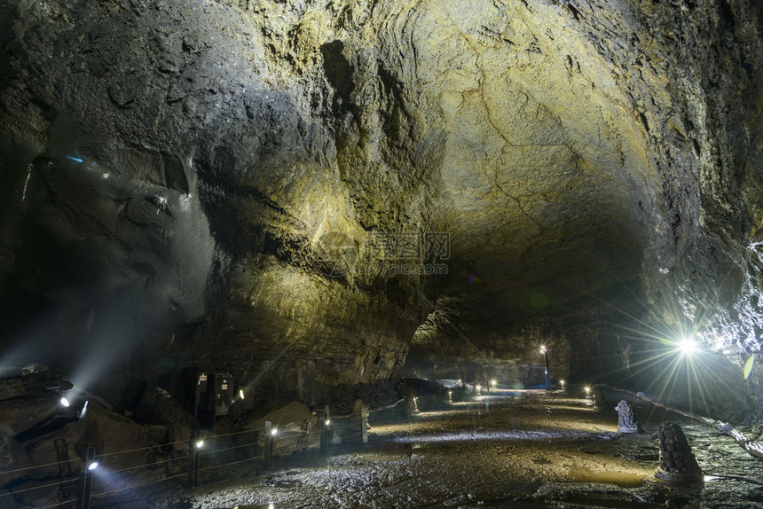 Manjanggul洞穴位于韩国济州岛曼詹古尔是世界上最好的熔岩隧道之一它被指定为教科文组织图片