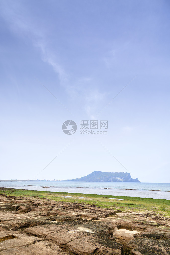 从偶来步道1号可以看到光池基海滩与城山日出峰的景观光池基是一个不寻常的岩石海滩图片