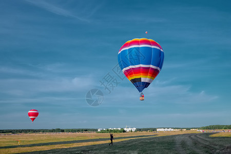 夏日气球冒险：充满活力的多彩气球在蓝天漂浮图片