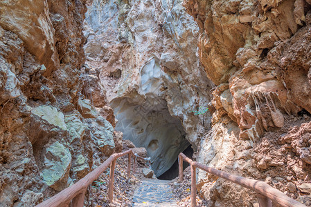 地下洞穴中含有stalagmites和stala图片