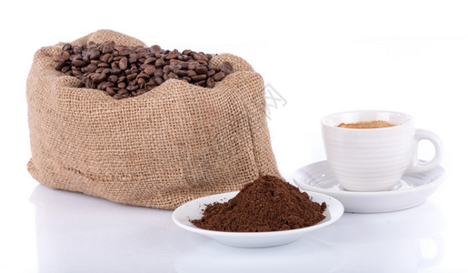 一杯咖啡含咖啡豆和粉末图片