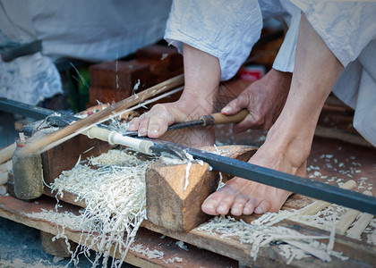 工匠用他的脚雕刻木头图片