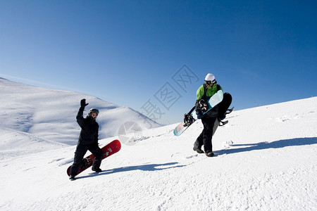 喀尔巴阡山脉的单板滑雪者图片