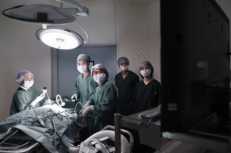 手术室内腹腔外科手术室的一组兽医生图片