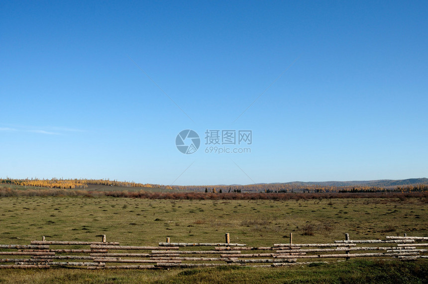 广阔的草原上空的蓝天忧郁的秋天风景场与割图片