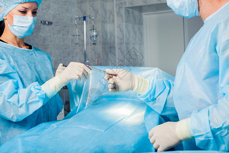 外科医生小组与外科手术室病人监测组一起工图片