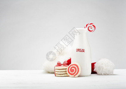 牛奶瓶针轮饼干和糖果甘蔗为圣诞老图片