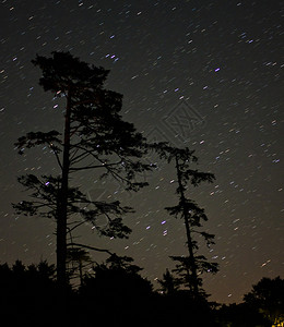 夜晚有星的黑暗天空图片