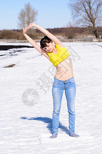 冬天在雪地上做户外运动的女孩图片