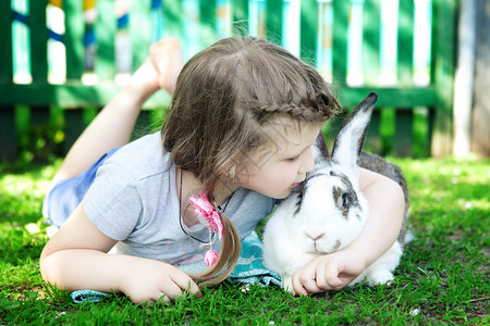 有兔子的有趣女孩图片