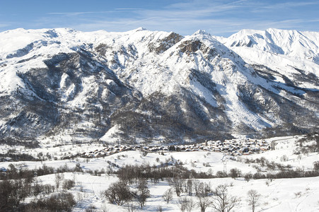 山村雪覆盖山谷的全景图片