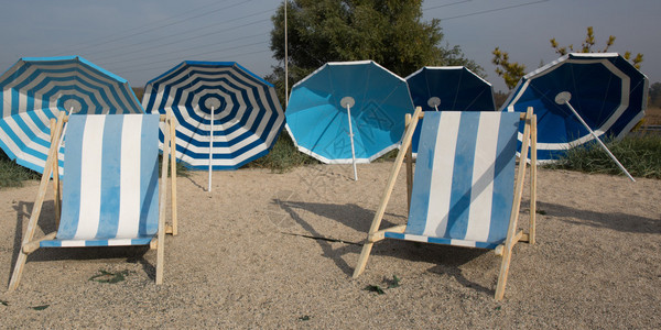 海滩场景五颜六色的雨伞躺椅图片